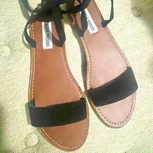 Black Steve Madden 8.5 flat Sandals